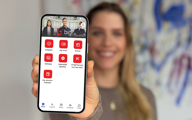 Frau zeigt Smartphone mit der big. app
