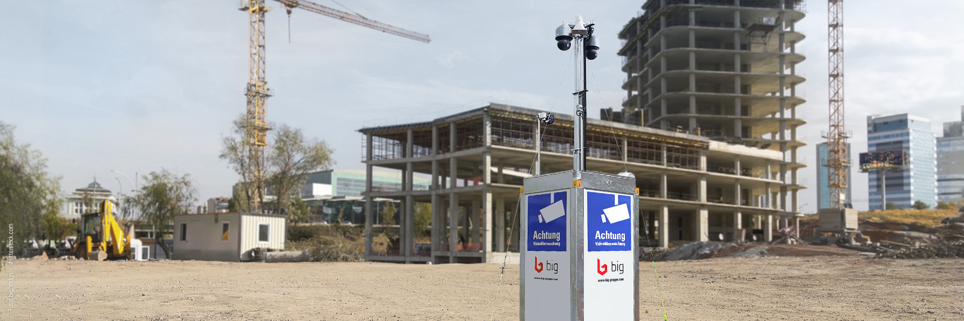 Bauplatz mit Kränen und Baustelle überwacht durch big. smart video tower
